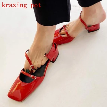 Krazing Pot güzellik bayan hakiki deri kare ayak med topuklu şeker kız yaz metal toka tatlı boş geri kadın sandalet L92